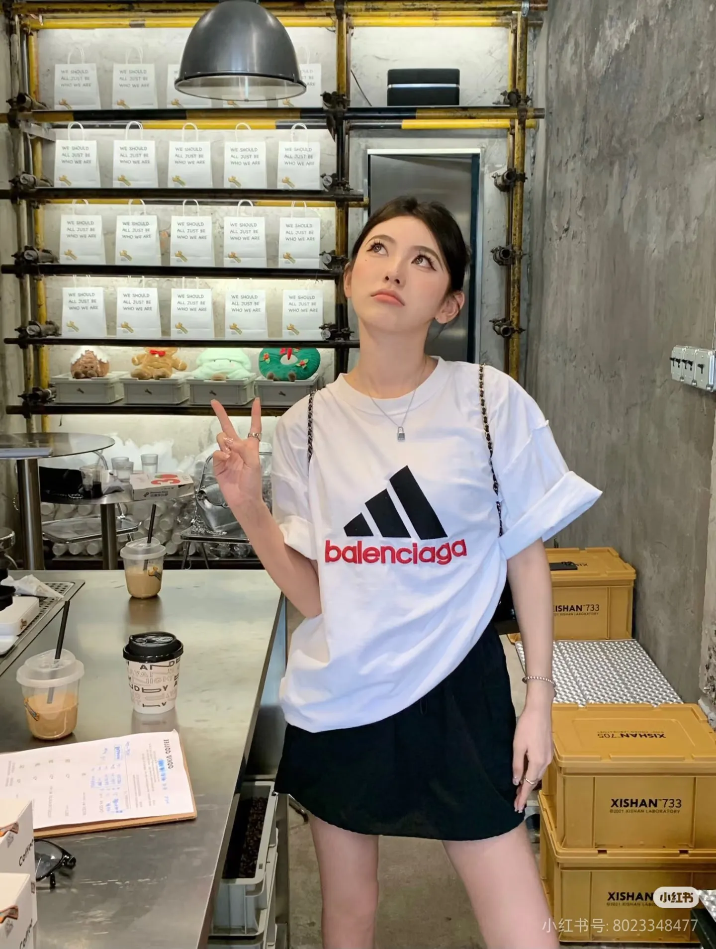 New batch number: G 805 Balenciaga × Adidas Balenciaga co-branded Adidas model Round neck short-sleeved T-shirt with Classic letter embroidery on the chest [Little Red Book Hot Sale｜Celebrity Same Style｜Co-branded triangle logo letter embroidery] 1️⃣ Made of 26 counts of 270g pure cotton double yarn fabric, soft and skin-friendly, breathable and not stuffy, Oversize loose version, covering the flesh and making you look slimmer! 2️⃣ Co-branded iconic elements, simple street yet high-end, White single color, highly recognizable, different from ordinary versions on the market 3️⃣ Seiko Quality 3 cm 12-pin foreign trade grade wiring, 1:1 customized accessories, complete three labels, complete collar label, washing label, and hangtag Color: White Men's and women's Same Style Size: S / M / L / XL ⚠️ Size recommendation: The version is a little too big. If you like the slimming effect, it is recommended to take a smaller size. The error of manual measurement is about 3cm.